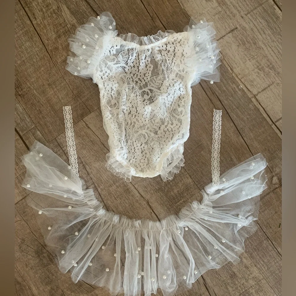 White lace‎ Newborn romper with pearls